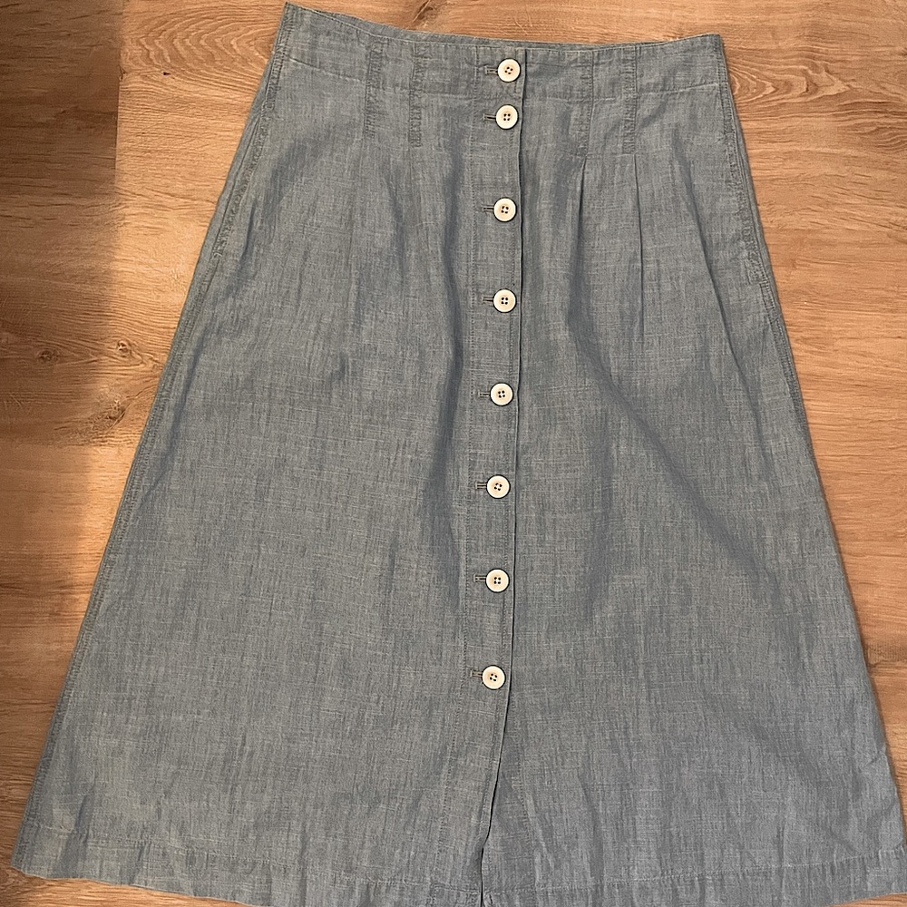 Madewell midi skirt with buttons and pockets, size 8